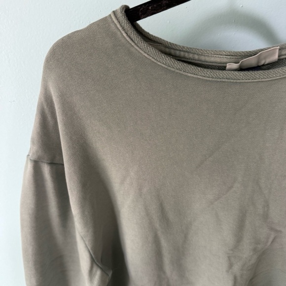 Universal Thread Womens Olive Crew Neck Sweatshirt Size Small Raw Hem - Picture 4 of 8